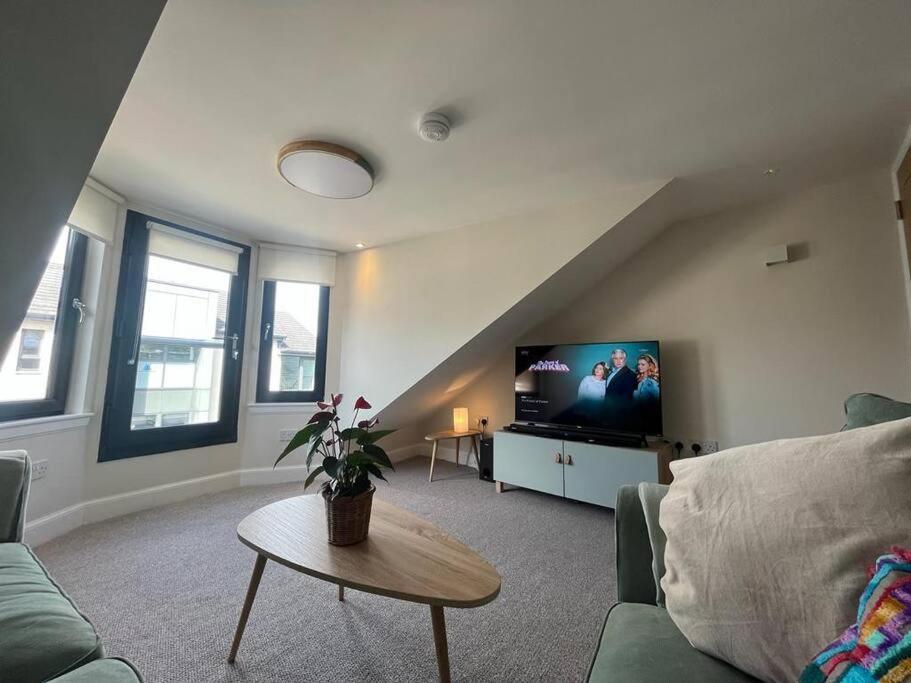 Flat In - The Wedge Gourock